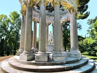 Caja Tour por el parque del Capricho en Madrid para 2 personas