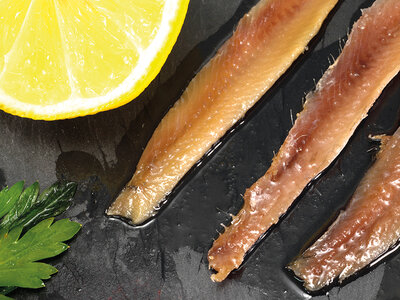 Caja regalo Conservas Avelina a domicilio: octavillos de anchoa, queso de oveja o de cabra y botella de sidra