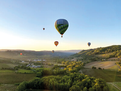 Cofanetto regalo L'incanto della Toscana: suggestivo volo in mongolfiera con Prosecco e assaggi per 2