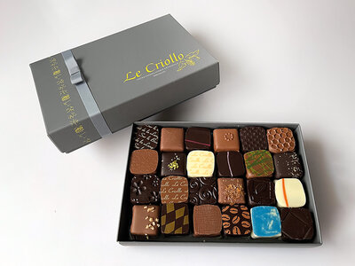 Coffret cadeau Gourmandise à domicile : ballotin de 48 chocolats artisanaux