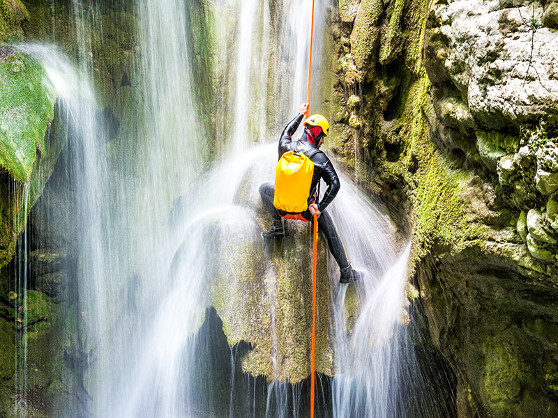 Il gusto dell’avventura: discesa in canyoning e degustazione con birra per 2