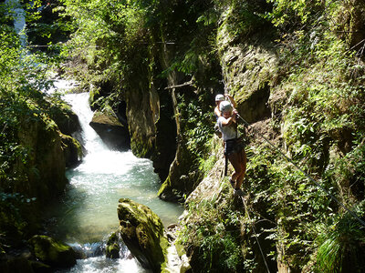 Il gusto dell’avventura: discesa in canyoning e degustazione con birra per 2