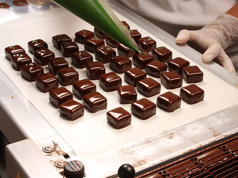 SMARTBOX - Coffret Cadeau - BALLOTIN DE 24 CHOCOLATS ARTISANAUX À DÉGUSTER À LA MAISON - Ballotin de 24 chocolats artisanaux à déguster à la maison