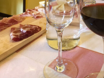 Calici e relax nell’Oltrepò Pavese: 1 notte in agriturismo con degustazione in cantina