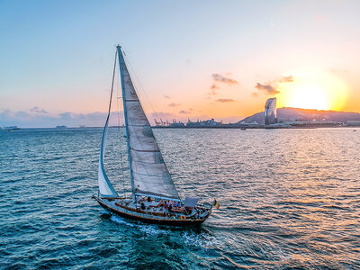 Caja Barcelona al atardecer: paseo en velero y copa de cava para 2 personas