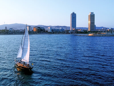 Caja regalo Barcelona al atardecer: paseo en velero y copa de cava para 2 personas