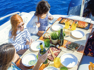 Caja Barcelona desde el mar: 1 paseo en barco con aperitivo para 2 personas