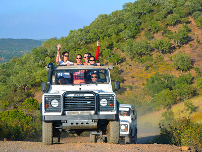 Caja Tour en jeep por el oeste del Algarve con visita a destilería para 2 personas