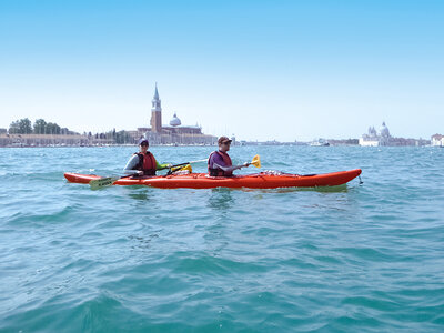 Cofanetto Misteri a Venezia: tour in kayak tra storia e magia per 2 persone