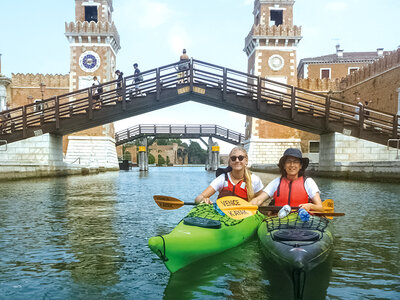 Cofanetto regalo Misteri a Venezia: tour in kayak tra storia e magia per 2 persone