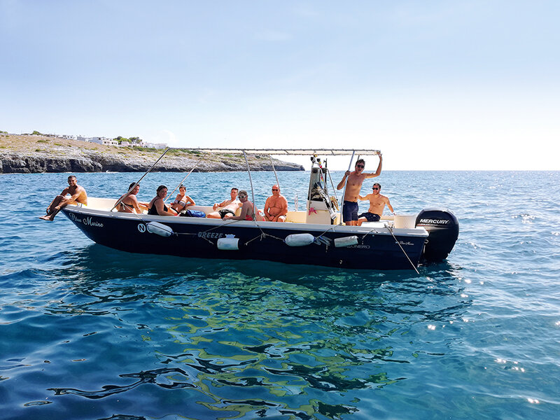 Tour in barca per la famiglia alle grotte di Santa Maria di Leuca con aperitivo a bordo