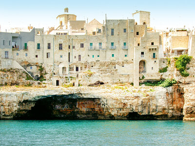 Cofanetto Nel blu dipinto di blu: tour guidato in barca tra costa e grotte di Polignano a Mare per 2