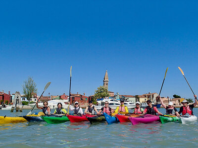 Verso l’isola di Burano: 1 emozionante tour guidato in kayak per 2 persone