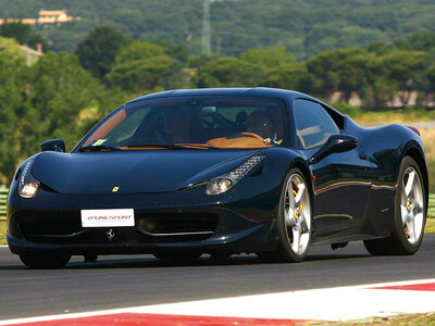 Cofanetto regalo Adrenalina su pista al Circuito di Vairano: 2 giri alla guida di una Ferrari F458 Italia