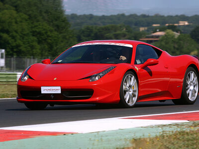 Séance de pilotage palpitante sur le circuit de Vairano : 2 tours au volant d'1 Ferrari F458 Italia