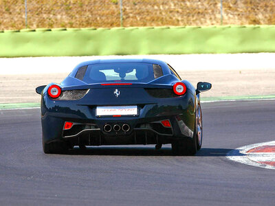 Box Adrenalin auf der Strecke des Vairano Circuit: 2 Runden am Steuer eines Ferrari F458 Italia