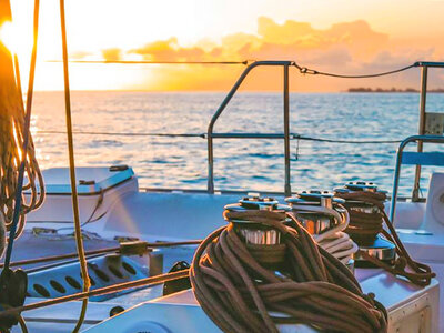 Caja Aventura en el agua: paseo en catamarán y copa de cava para 2 personas en Málaga