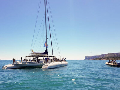 Caja Ruta en catamarán con fondeo en cala y comida para 2 adultos y 2 niños