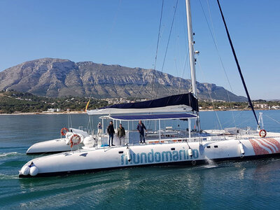 Ruta en catamarán con fondeo en cala y comida para 2 adultos y 2 niños