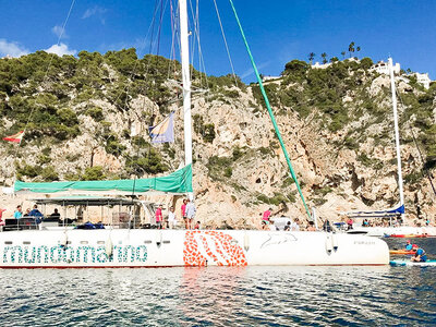 Aventura marina: paseo en catamarán, fondeo en cala y comida en pareja con Mundo Marino