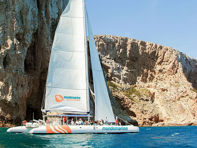 Caja Aventura marina: paseo en catamarán, fondeo en cala y comida en pareja con Mundo Marino