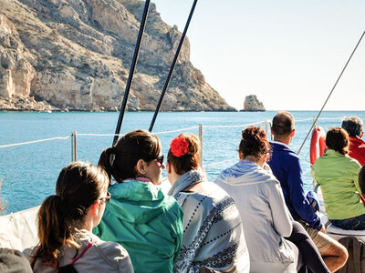 Ruta en catamarán con parada en cala y comida para 2 adultos y 1 niño