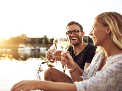 Cofanetto regalo A bordo con gusto: romantico pranzo di 4 portate con vino sul battello per 2 persone