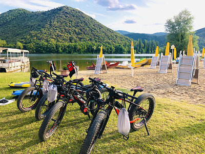 Cofanetto regalo Emozioni e divertimento al Lago di Piediluco: tour in battello e in bicicletta per 2