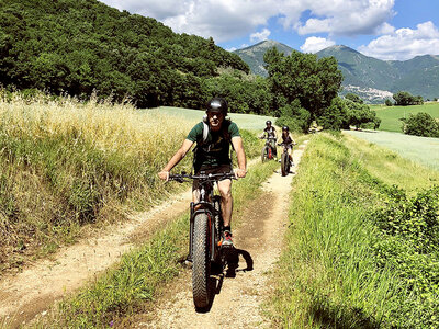 Cofanetto Insieme al Lago di Piediluco: tour in battello, passeggiata in bici e degustazione per 2