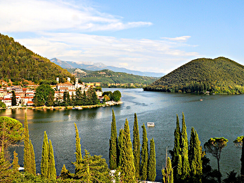 Cofanetto regalo Al Lago di Piediluco con la famiglia: tour in battello e in bicicletta per 4