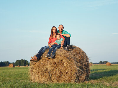 Cofanetto regalo Avventura in famiglia tra i vigneti: tour guidato con degustazione e momenti in allevamento di Cinta Senese