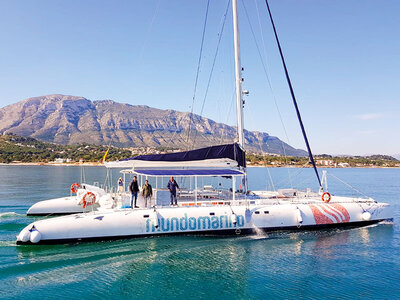 Caja regalo Catamarán en Málaga: travesía, parada en cala y comida para 2 adultos y 2 niños