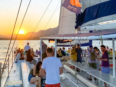 Caja Puesta de sol en Málaga: paseo en catamarán y copa de cava para 2 adultos y 1 niño