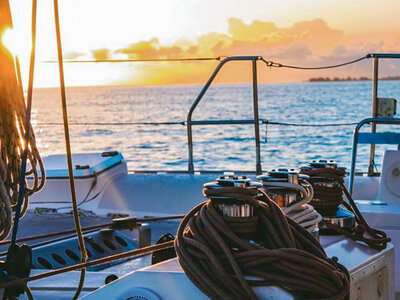 Puesta de sol en Málaga: paseo en catamarán y copa de cava para 2 adultos y 1 niño