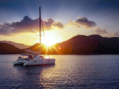 Caja regalo Puesta de sol en Málaga: paseo en catamarán y copa de cava para 2 adultos y 1 niño