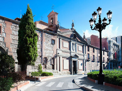 Caja Tour Curiosidades de Madrid de 2h para 4 personas