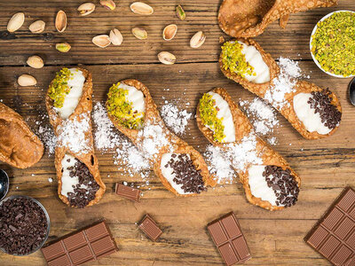 Sapori di Sicilia a domicilio: kit di 10 cannoli grandi con ricotta e guarnizione a scelta