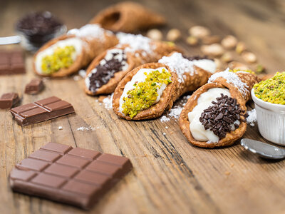 Cofanetto Bontà siciliane a domicilio: kit di 15 cannoli con ricotta e pistacchio o cioccolato