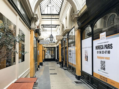 Visite privée guidée des passages couverts parisiens pour un groupe de curieux