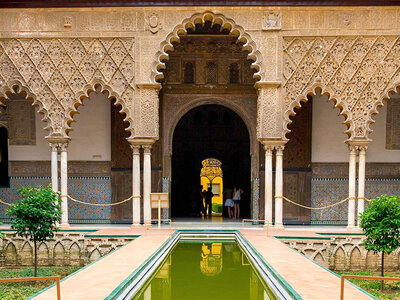 Caja Tour y entrada a la Catedral y el Alcázar de Sevilla para 2 personas