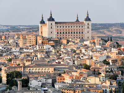 Caja Tour guiado por Toledo y Segovia y entrada al Alcázar de Segovia para 2 personas