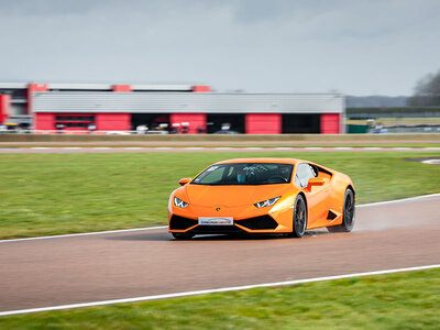 Stage de pilotage : 2 tours au volant ou en passager en Lamborghini Huracán sur circuit