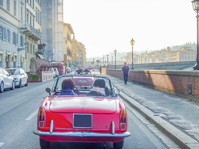 Cofanetto regalo Vintage tour per 2 in Spider d'epoca da Firenze a San Gimignano