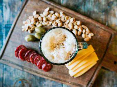 Caja esCerveza en casa: caja con cervezas, quesos, chocolates y más