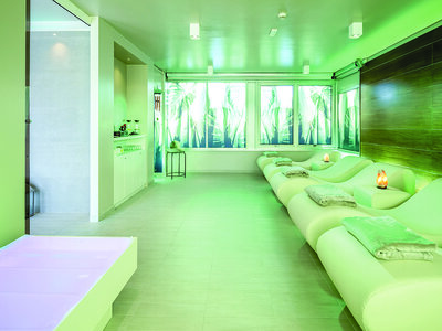 Cofanetto Relax vista mare a Rimini: percorso Spa e cena di 4 portate per 2 persone