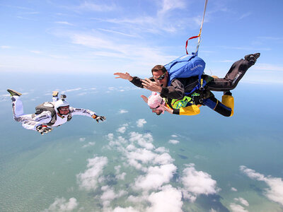 Coffret cadeau Saut en parachute pour 2 au-dessus des plages normandes et falaises d’Étretat