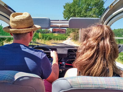 Balade vintage en 2 CV dans les champs de lavande et visite de distillerie