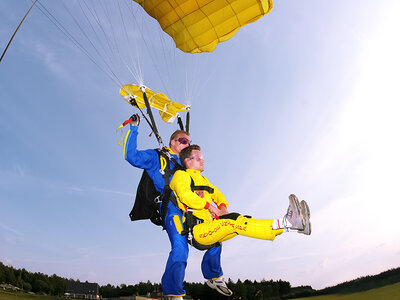 Saut en parachute en tandem avec Skydive Spa dans les Ardennes belges