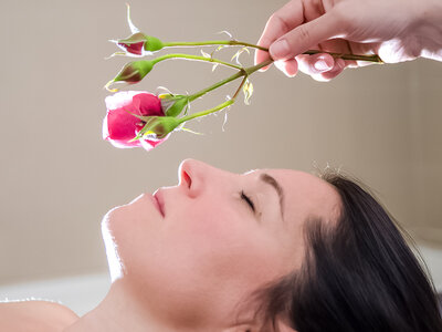 ¡Viva el amor!: masaje romántico con aceite aromático para 2