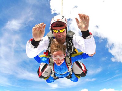 Spectaculaire skydive van 4000 meter hoogte